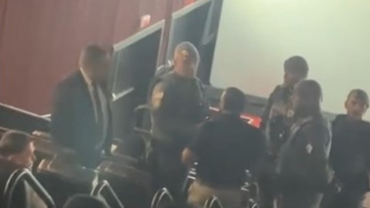 Confusão em cinema de SP: como é definida a classificação indicativa de filmes por idade - Sessão foi interrompida após mãe levar filhos menores de idade para assistir a filme para maiores de 18 anos. Mulher fez BO e disse que não havia informação sobre faixa etária.