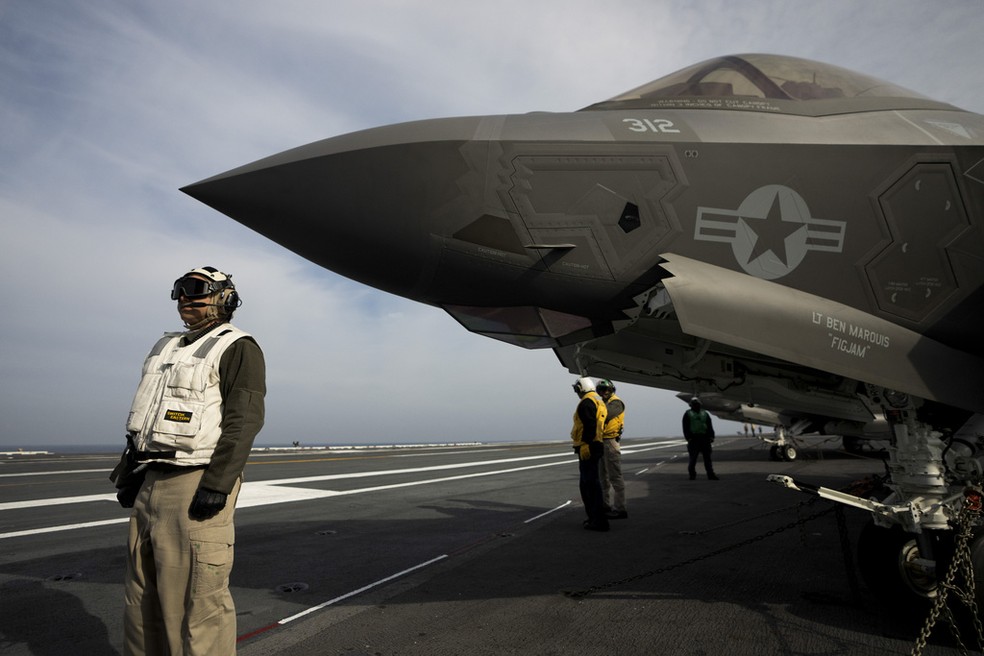 Militares da Marinha dos EUA se posicionam no entorno de um caça F-35. — Foto: Victor R. Caivano/AP Photo