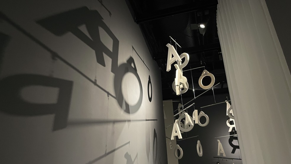 Letras penduradas no teto, em exposição no Museu da Língua Portuguesa — Foto: Renata Bitar/g1