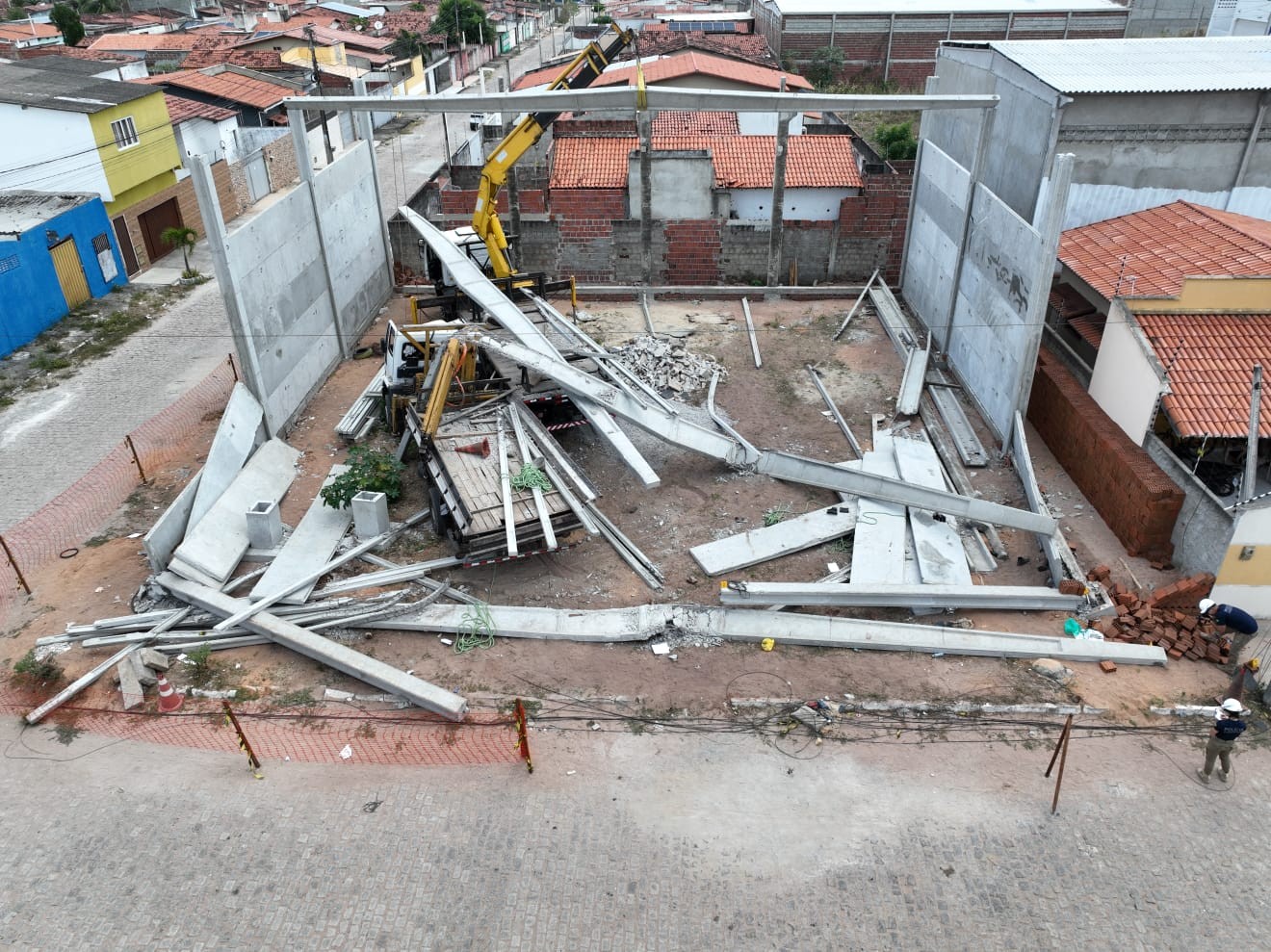 Galpão que desabou na Grande Natal não tinha alvará de construção; duas pessoas morreram