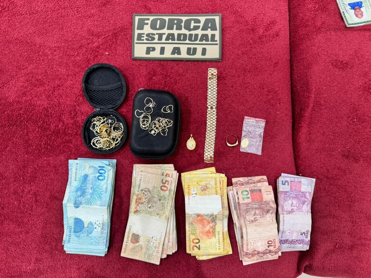 Ex-trabalhadora doméstica e mais dois são presos por furto e venda de joias de residência; loja é fechada