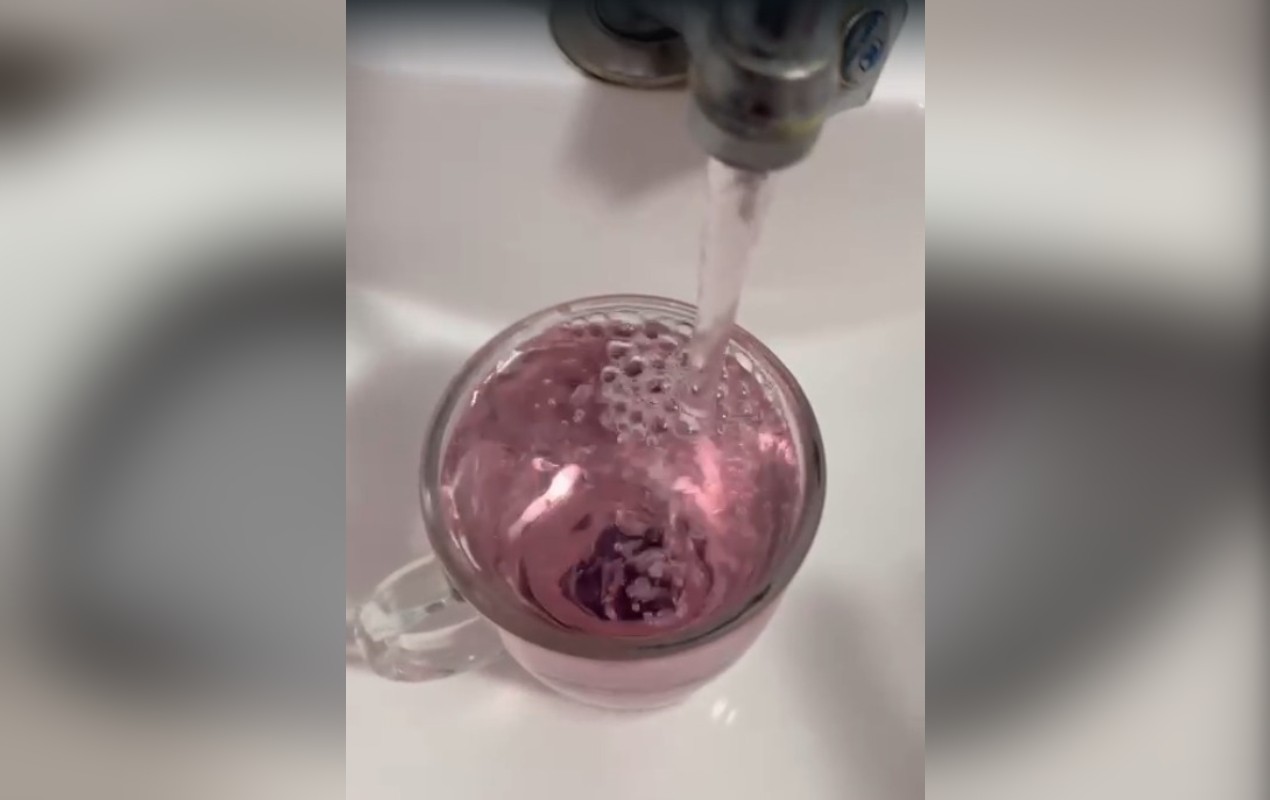 Água rosa chama a atenção de moradores de Itu e companhia alerta para presença de produto químico