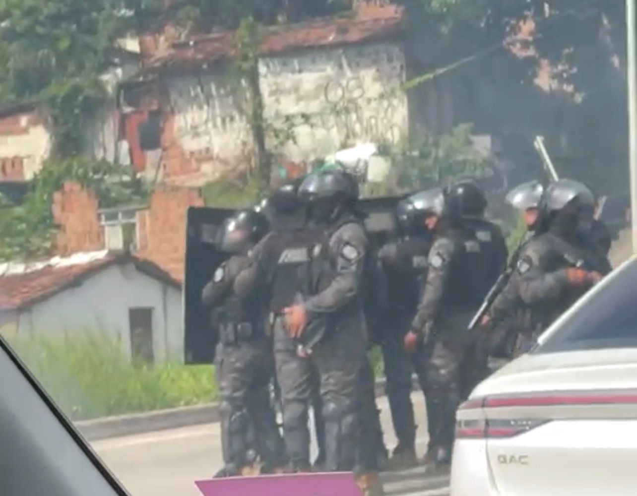 Moradores protestam e bloqueiam ruas em João Pessoa após morte de jovem em ação da PM