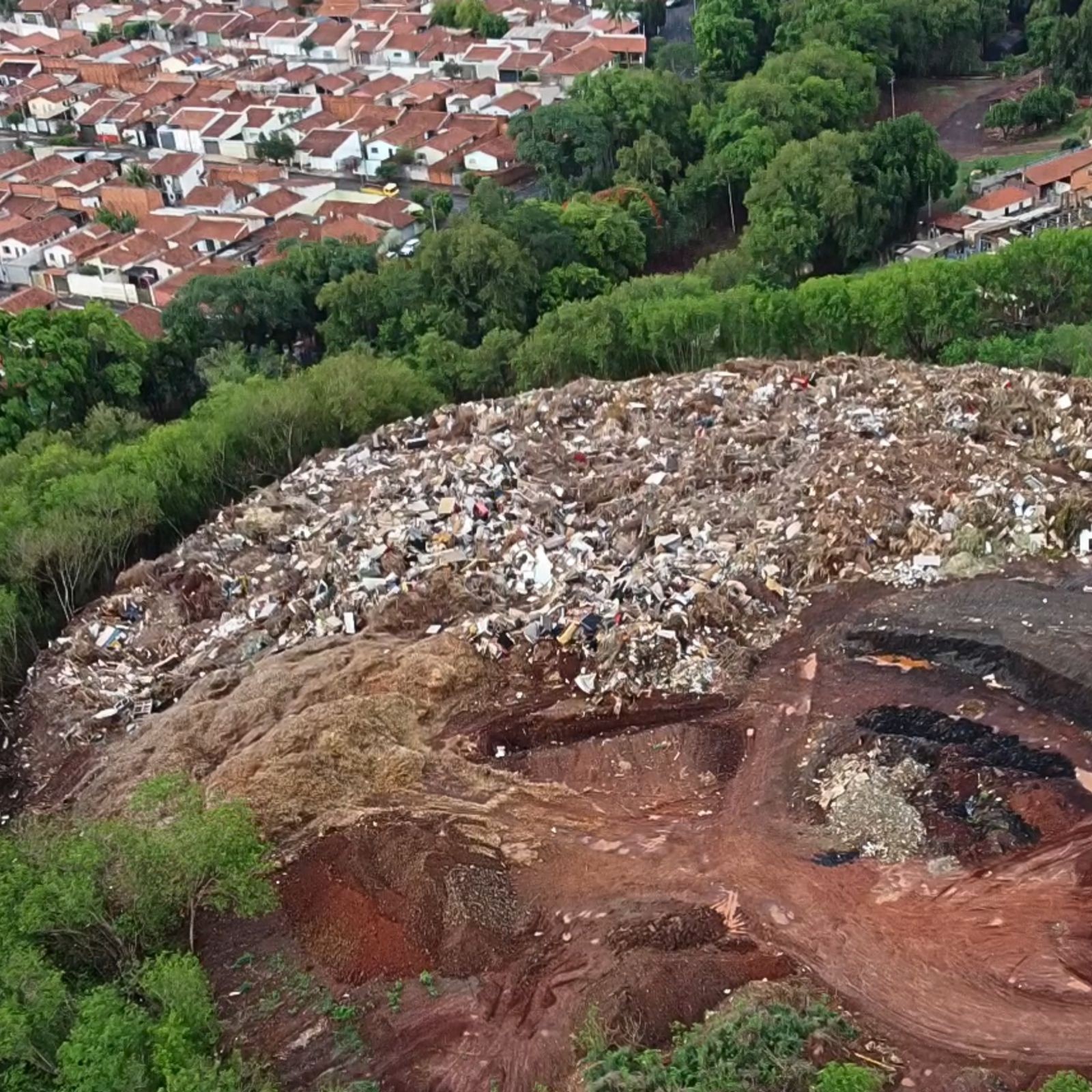 Incêndio atinge área de descarte irregular de materiais da prefeitura de Jaú