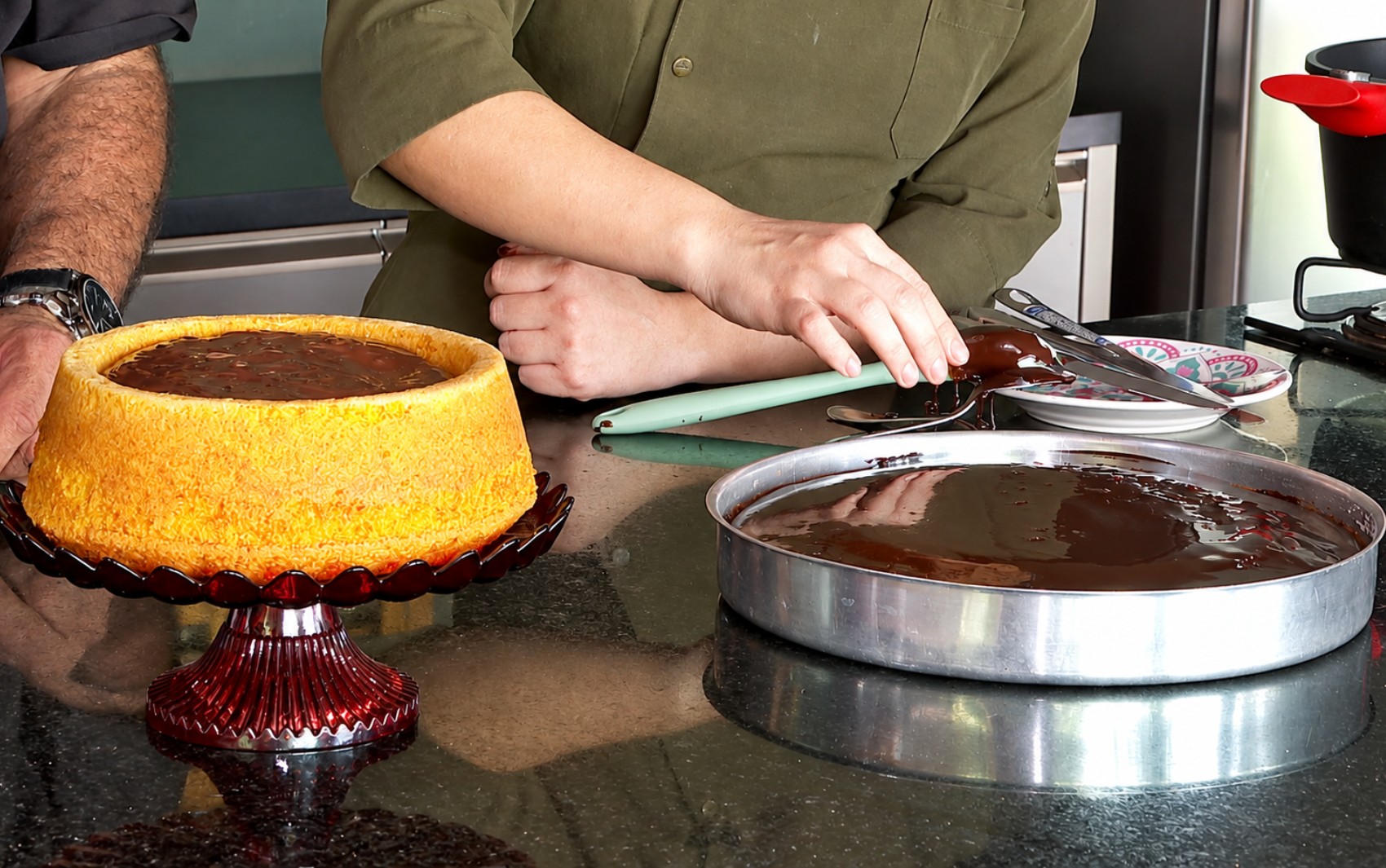Bolo de cenoura com cobertura de chocolate: receita econômica e prática​‌​