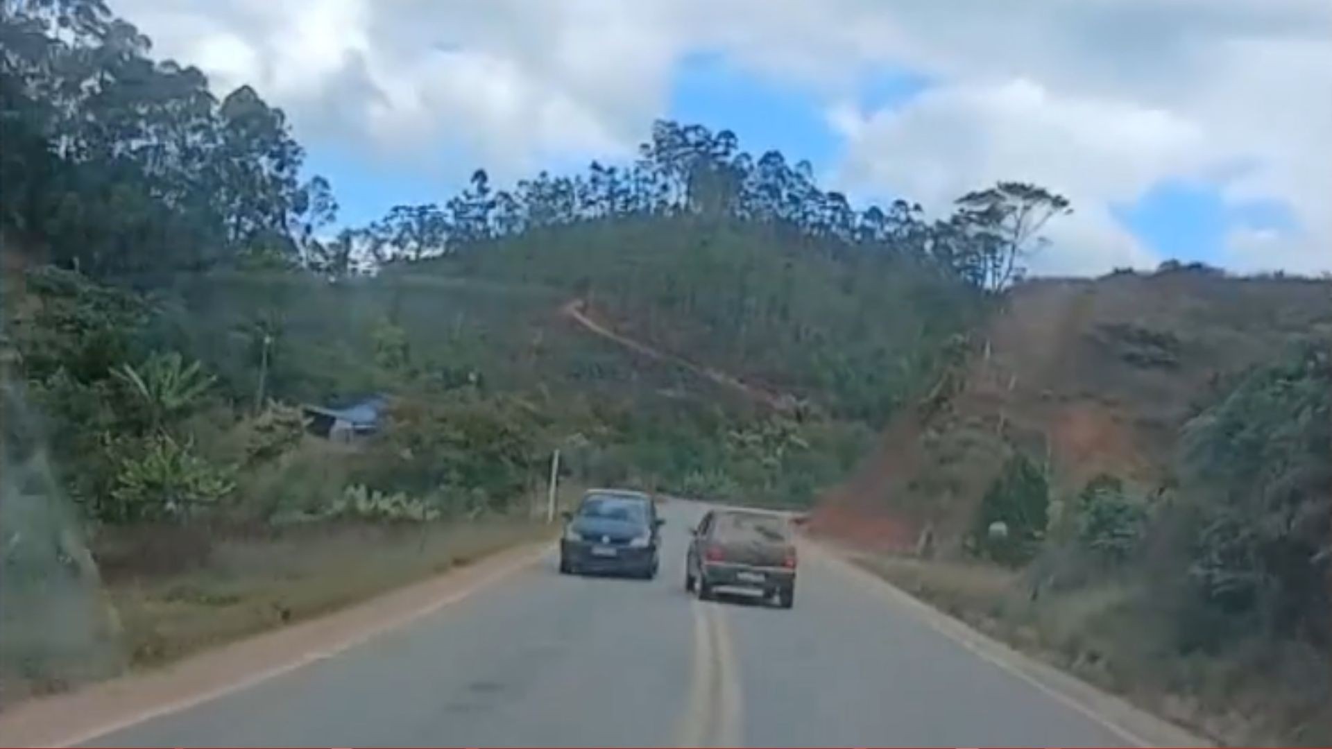 VÍDEO: motorista dirige em zigue-zague, invade a contramão e capota carro em rodovia no ES