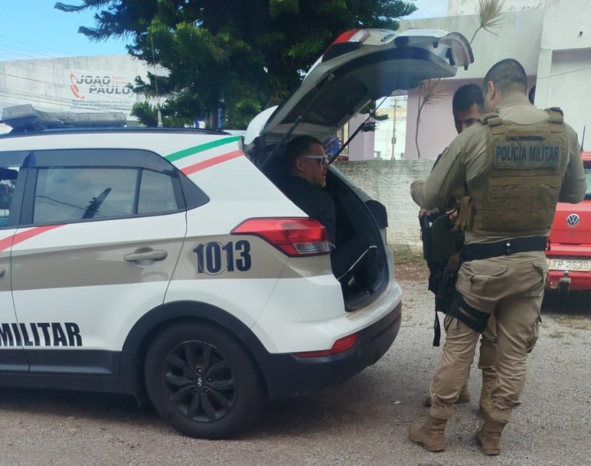 Norte-americano esconde R$ 700 no próprio ânus em delegacia de SC e é levado ao hospital para retirada