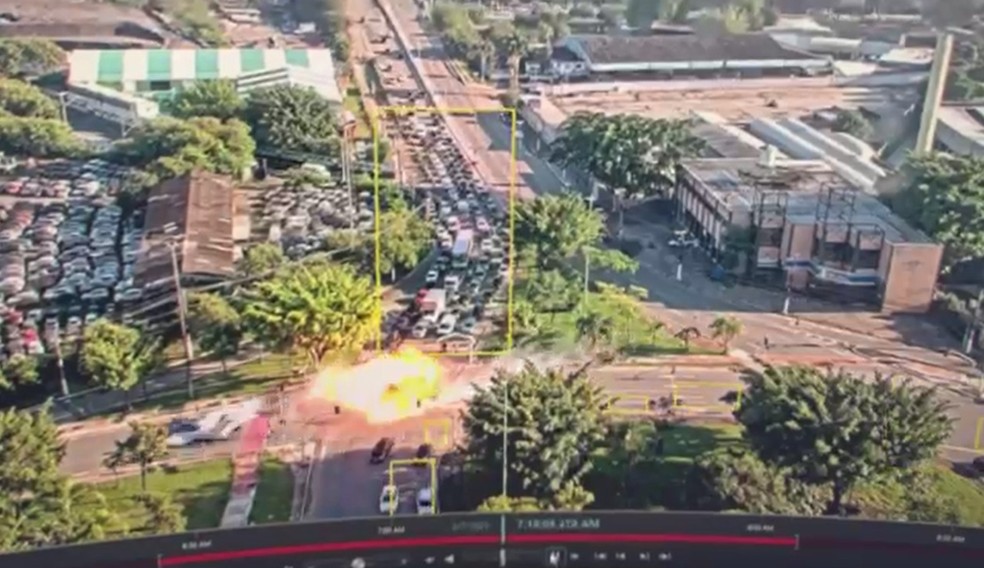Momento que avião cai na Avenida Marquês de São Vicente, na Barra Funda, Zona Oeste de SP. — Foto: Reprodução/TV Globo