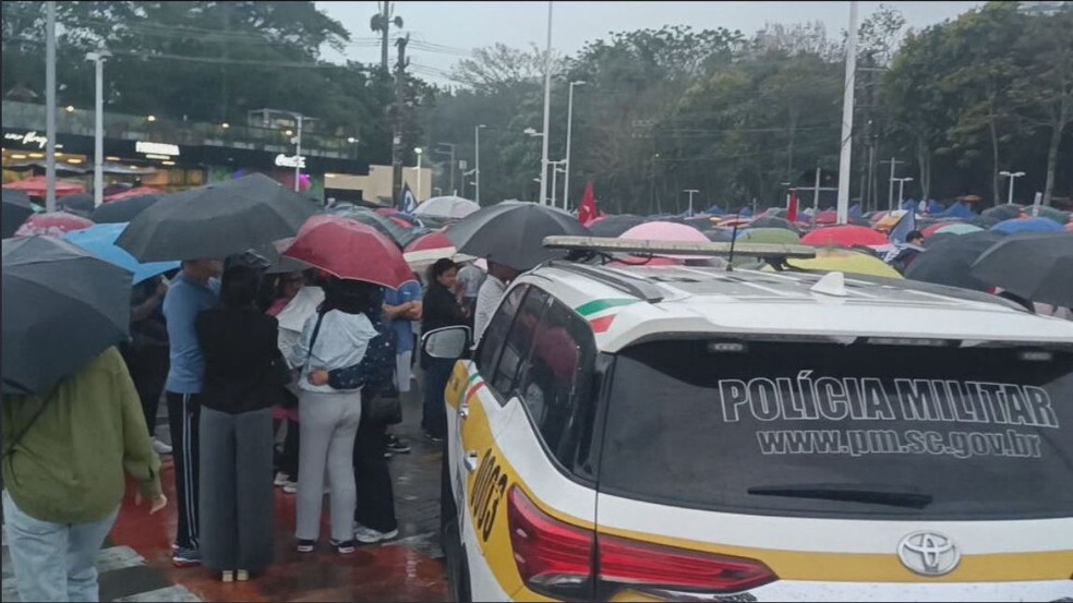 Manifestantes se renem na ponte Herclio Luz, em Florianpolis, contra anistia.  Foto: GloboNews/Reproduo