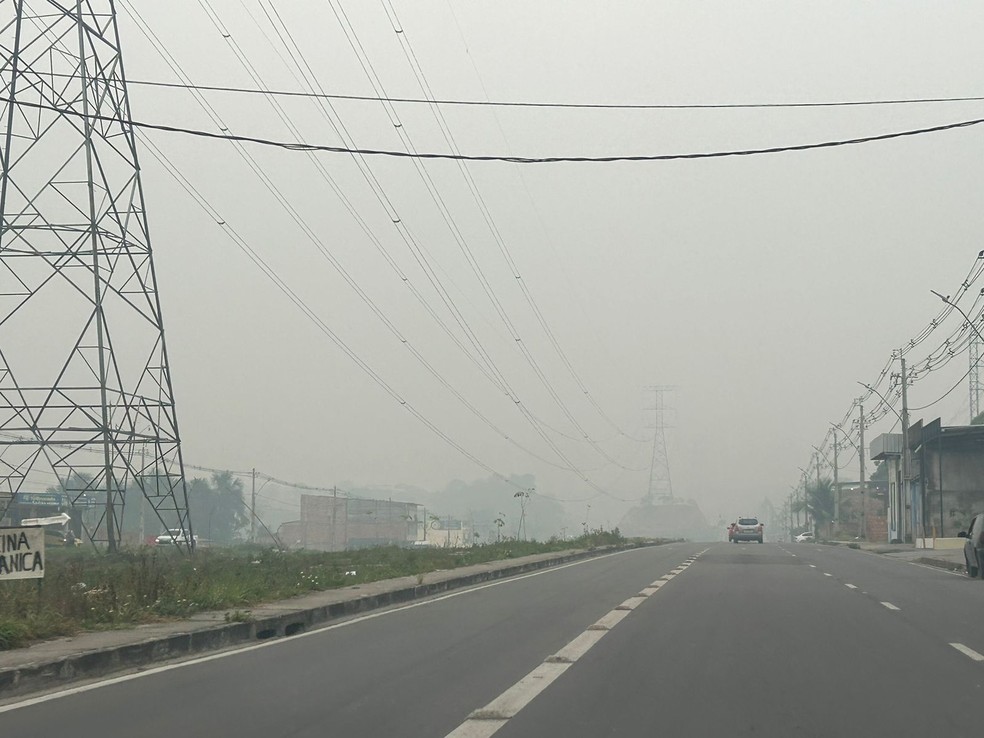 Fumaça de queimadas encobre Manaus pelo segundo dia consecutivo. — Foto: Andrezza Catão/g1