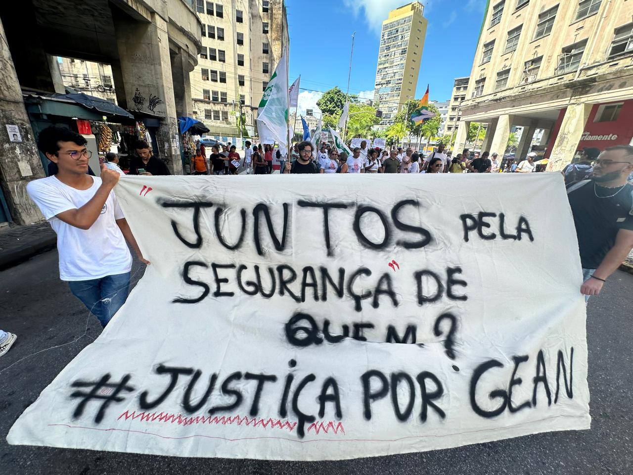 Parentes de universitário morto em assalto protestam contra violência e interditam vias no Centro do Recife