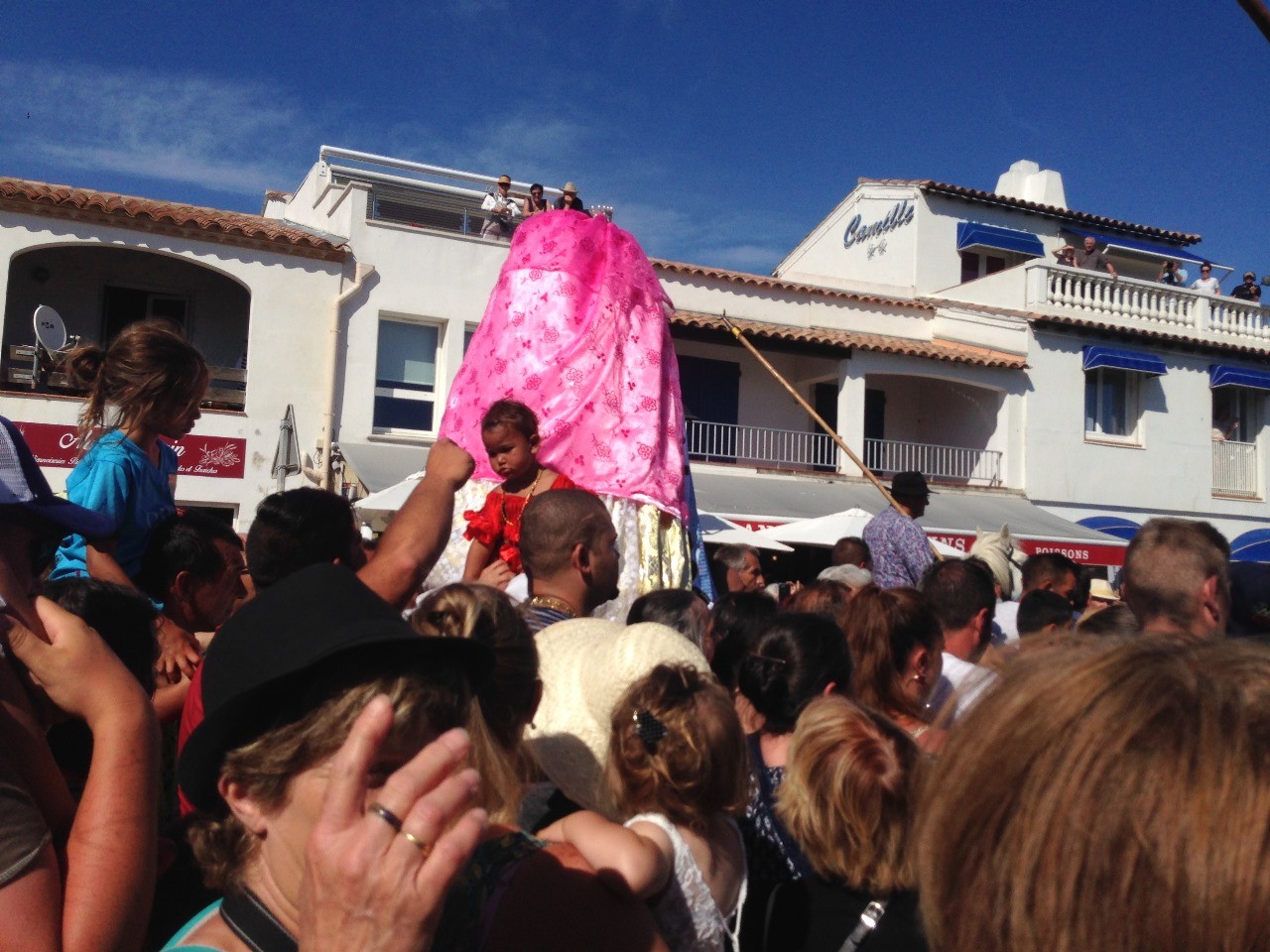 Bastidores durante a Festa de Santa Sara Kali, na França