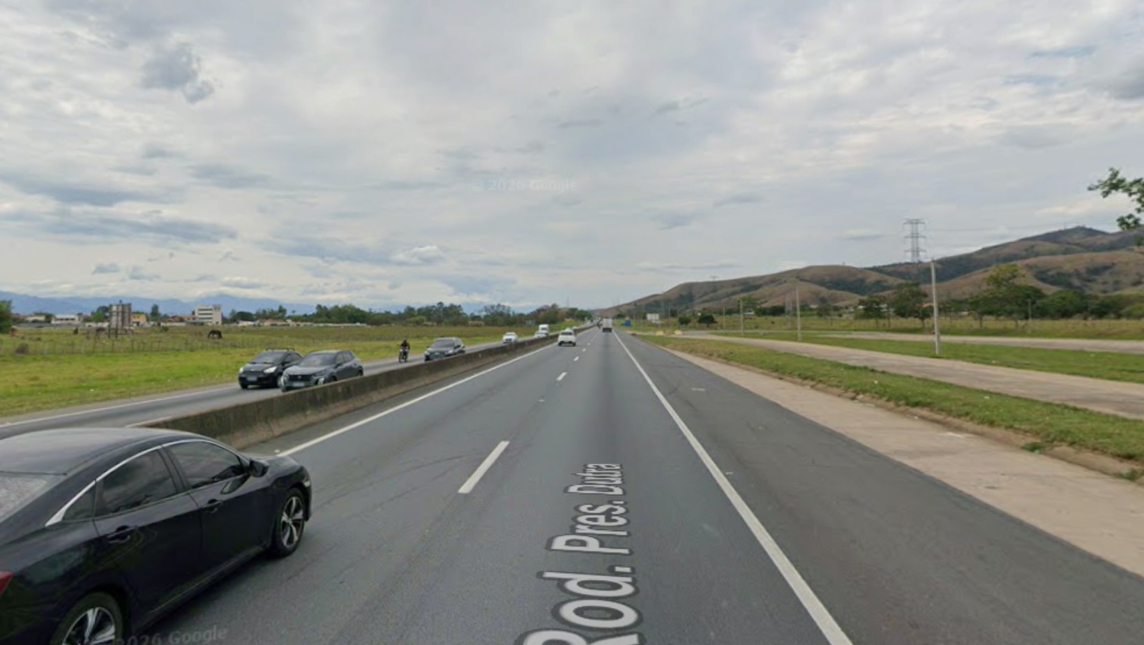 Viatura de resgate é roubada de escritório da concessionária RioSP na Dutra, em Roseira