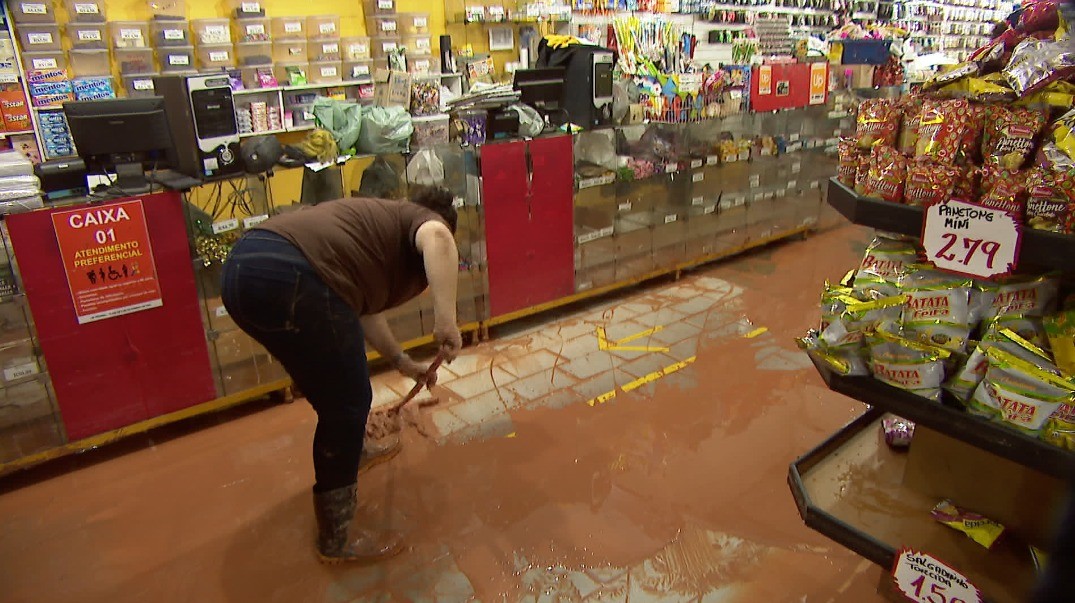 Teve contato com água de enchente? Veja o que fazer