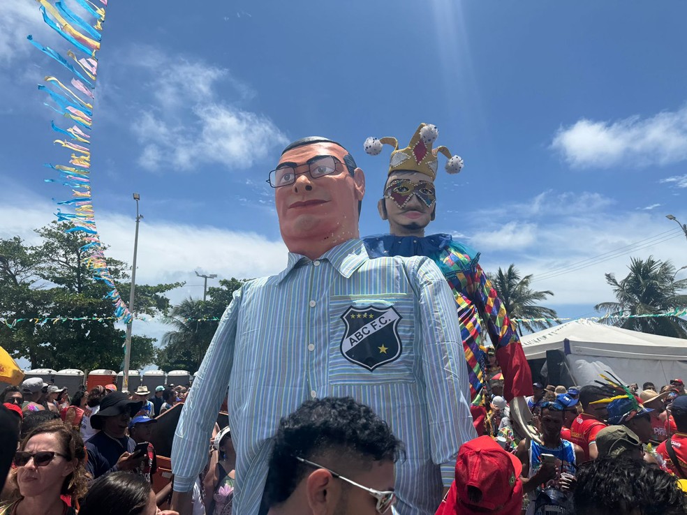 Blocos carnavalescos agitam a Redinha na Quarta-feira de Cinzas; boneco gigante homenageia Cláudio Porpino — Foto: Vinicius Marinho/Inter TV Cabugi