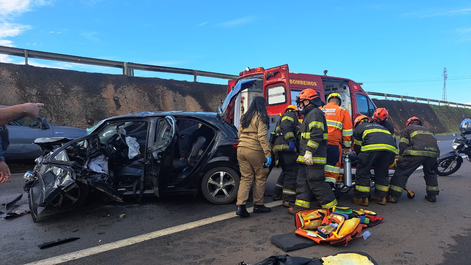 Acidente entre dois carros deixa um ferido em estado grave na rodovia SP-127 em Tatuí