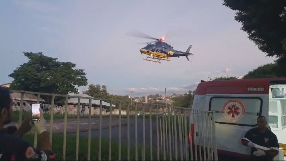 VÍDEO: Helicóptero da PRF resgata homem que teve a cabeça atingida por árvore em MG