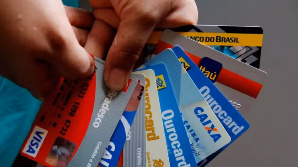 Juro médio cobrado pelos bancos no rotativo do cartão de crédito era de 428,3% ao ano em março, segundo dados do Banco Central — Foto: Getty Images via BBC Brasil