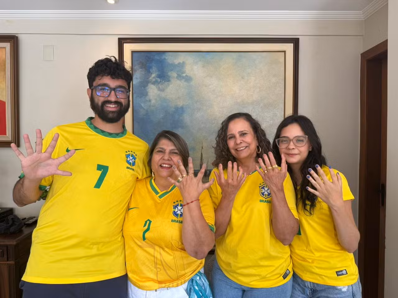 'Hexa na mão': no DF, família de pessoas com seis dedos torce para Brasil renovar recorde na Copa