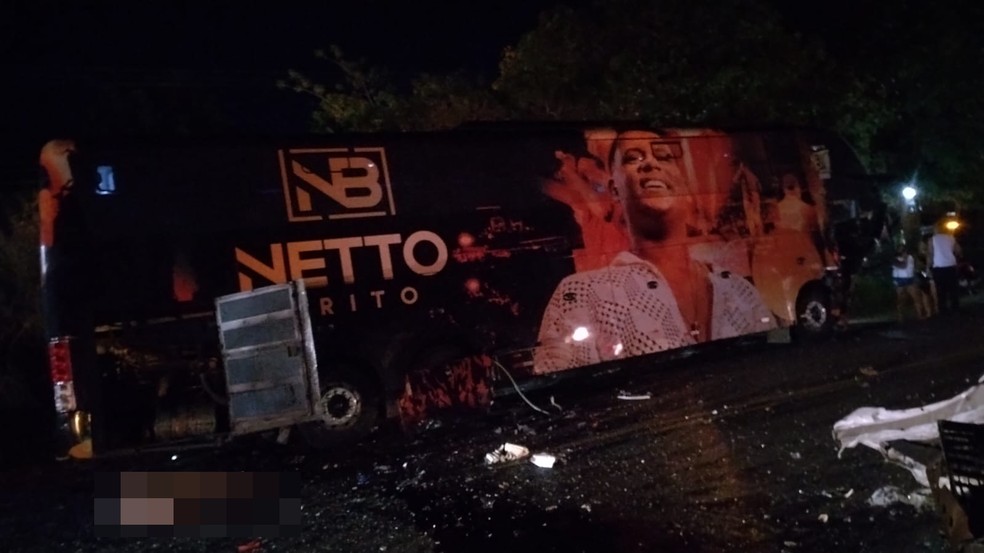 Três pessoas morrem após batida entre ônibus que levava banda do cantor Netto Brito e carro na Bahia — Foto: Reprodução/Redes Sociais