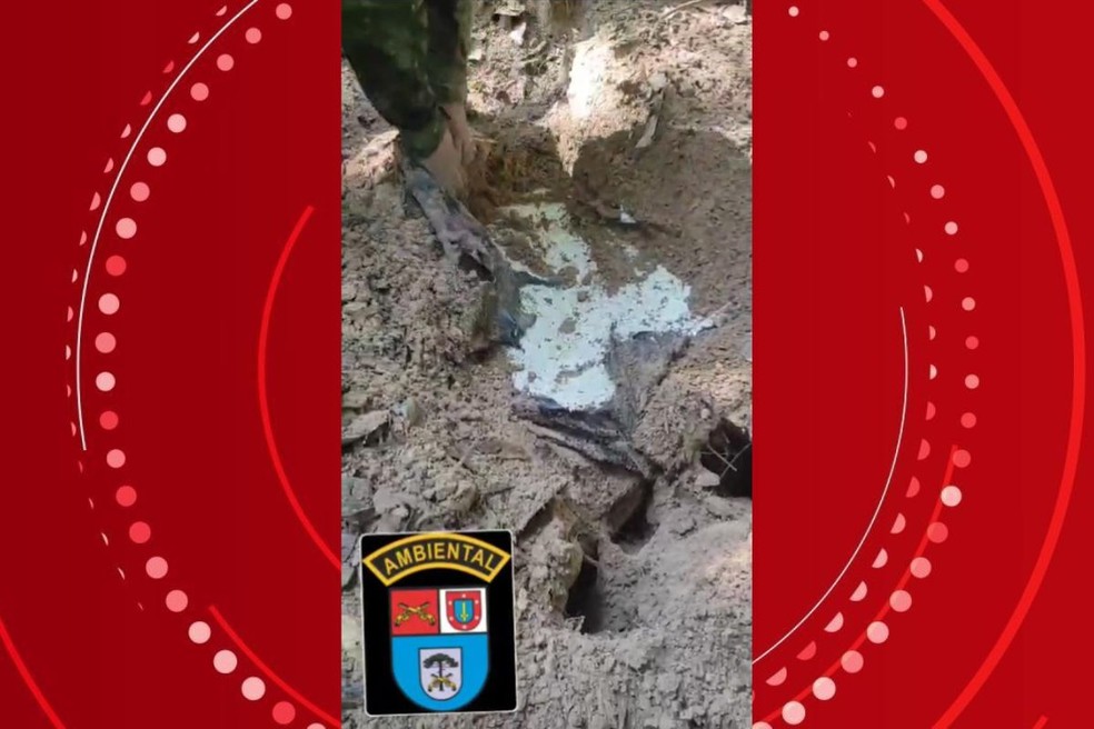 Carro desaparecidos foram vistos pela última vez foi encontrado em um bunker — Foto: Polícia Militar Ambiental