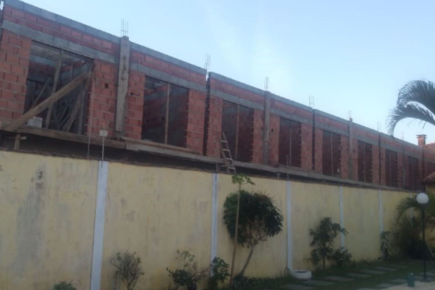 Justiça determina demolição de conjunto residencial no litoral de SP após denúncia de vizinha
