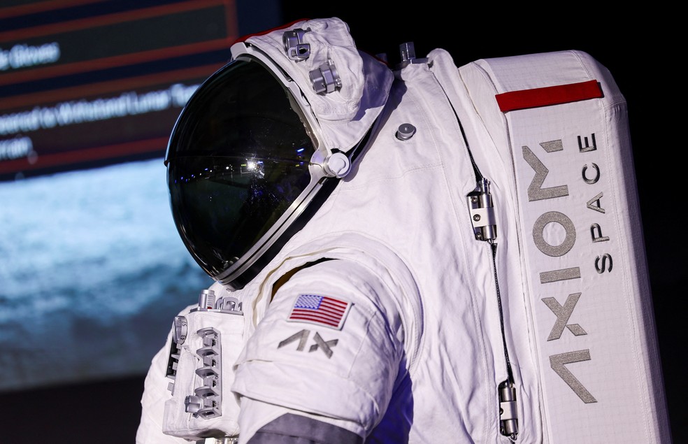Prada e Axiom Space apresentam o traje espacial (Axiom Extravehicular Mobility Unit) projetado e desenvolvido para a missão lunar Artemis III — Foto: REUTERS/Claudia Greco