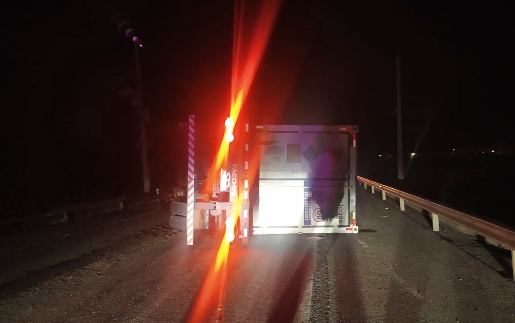 BR-459 fica totalmente interditada após acidente com duas vítimas graves; veja rota alternativa