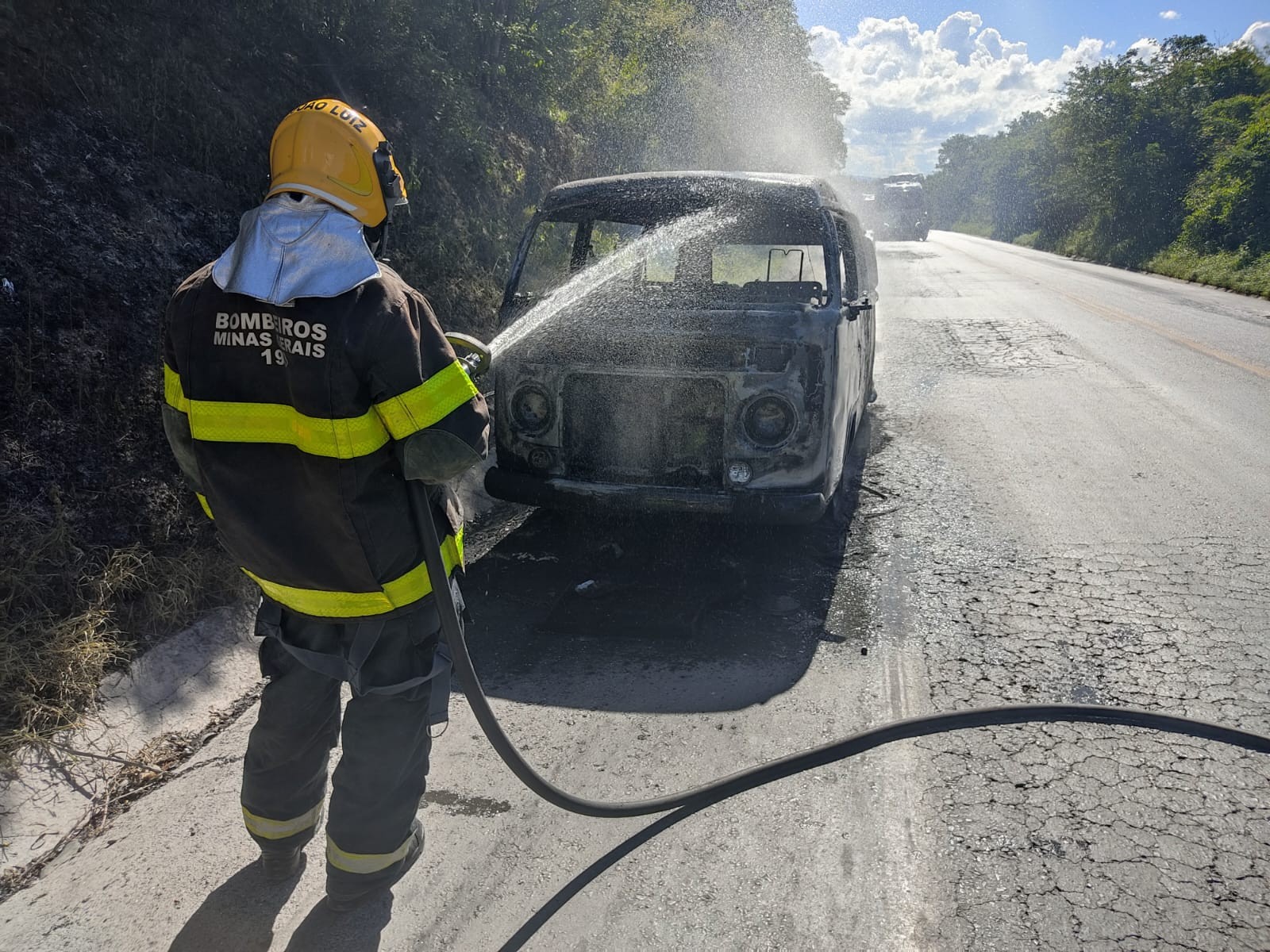 Kombi pega fogo na BR-251 e mobiliza bombeiros