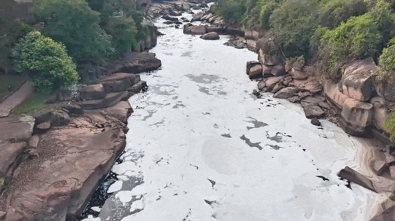 Rio Tietê amanhece coberto por espuma tóxica em Itu e Salto; vídeo