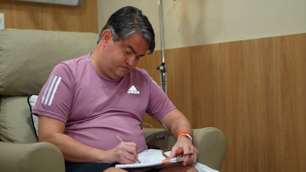 Médico de Vitória, Espírito Santo, passou três meses internado na UTI após bactéria contraída a partir de machucado na boca — Foto: Reprodução/TV Gazeta
