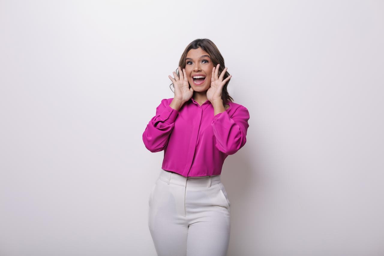 Influenciadora Deborah Gurgel estreia como humorista em show de stand up, em Boa Vista