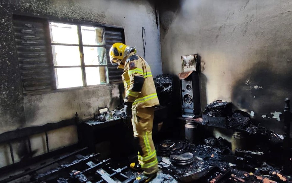 Incêndio destrói parte de residência em Virgínia; vizinhos ajudaram a conter as chamas — Foto: Corpo de Bombeiros