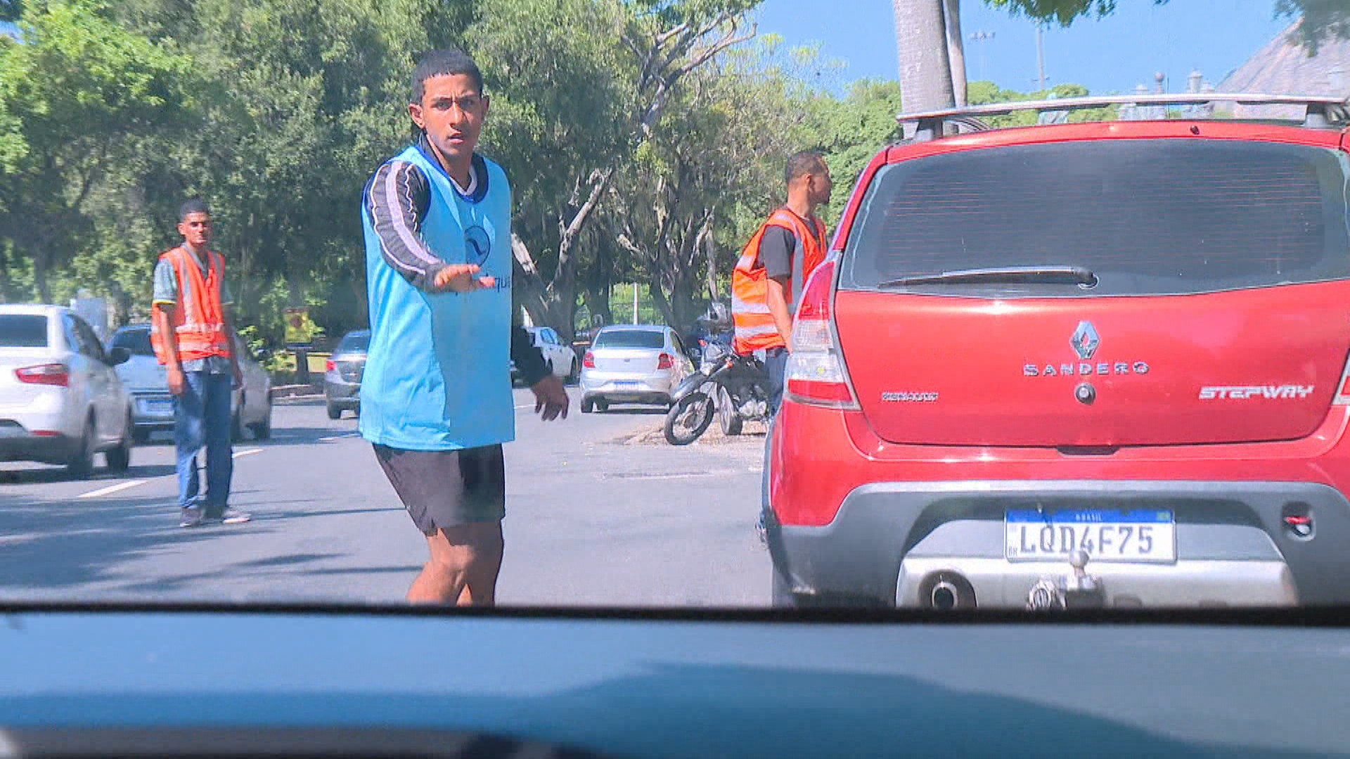 Flanelinhas cobram até R$ 30 sem talão em áreas de lazer do Rio; ‘Deu porque quis’, diz guardador ao ser questionado sobre cobrança