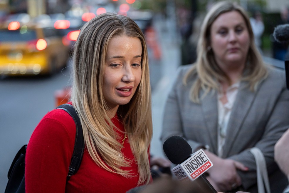 Lexi Zettle fala com a imprensa após a conclusão da audiência de sentença de Alon Alexander, Oren Alexander e Tal Alexander. — Foto: Yuki Iwamura/AP