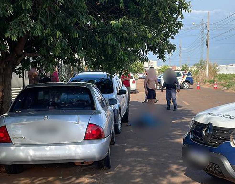 Os suspeitos ameaçaram atirar e pediram pela chave do carro do casal — Foto: Polícia Militar de Mato Grosso