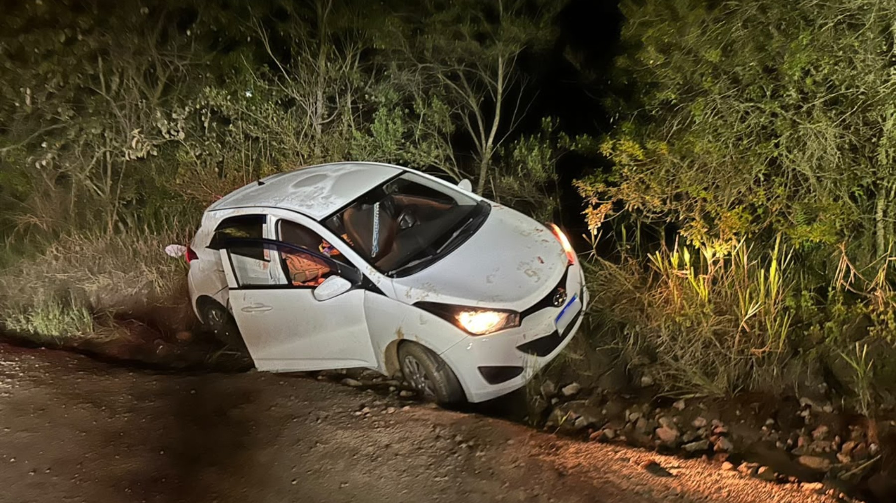 Mulher é encontrada esfaqueada dentro de carro no Paraná; homem diz que ela foi assaltada, mas vítima afirma que foi atacada por ele
