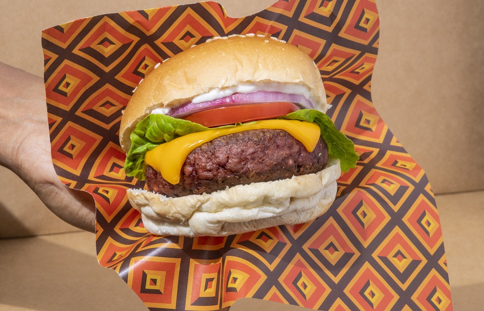 Imagem ilustrativa de um hamburguer vegetal com fibra de caju. — Foto: Divulgação