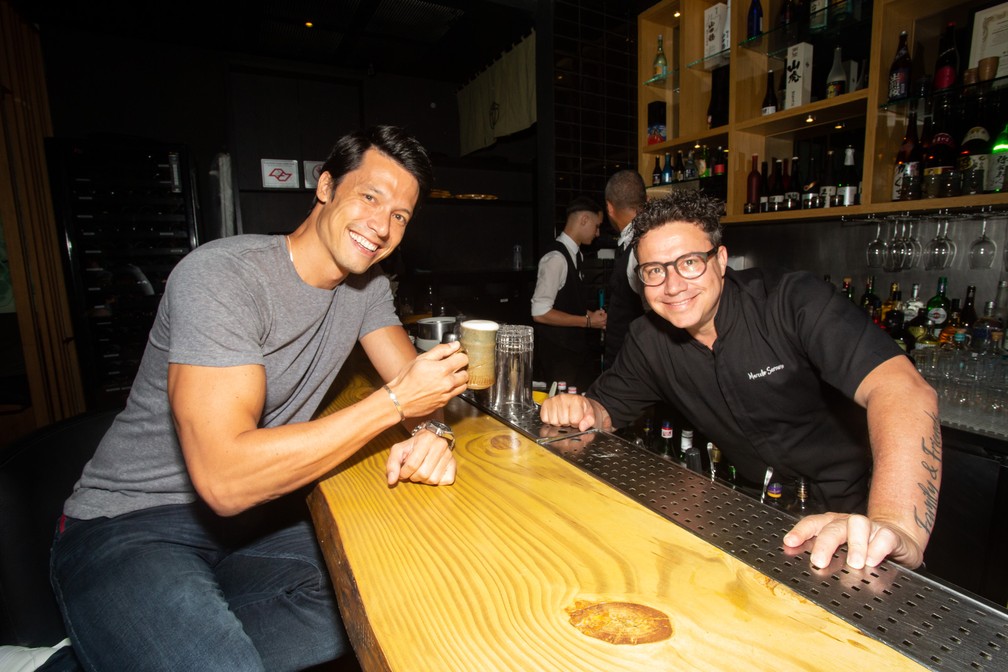 Leo Young, sócio do TATÁ Sushi, e Marcelo Serrano, bartender e consultor — Foto: Fábio Tito/g1