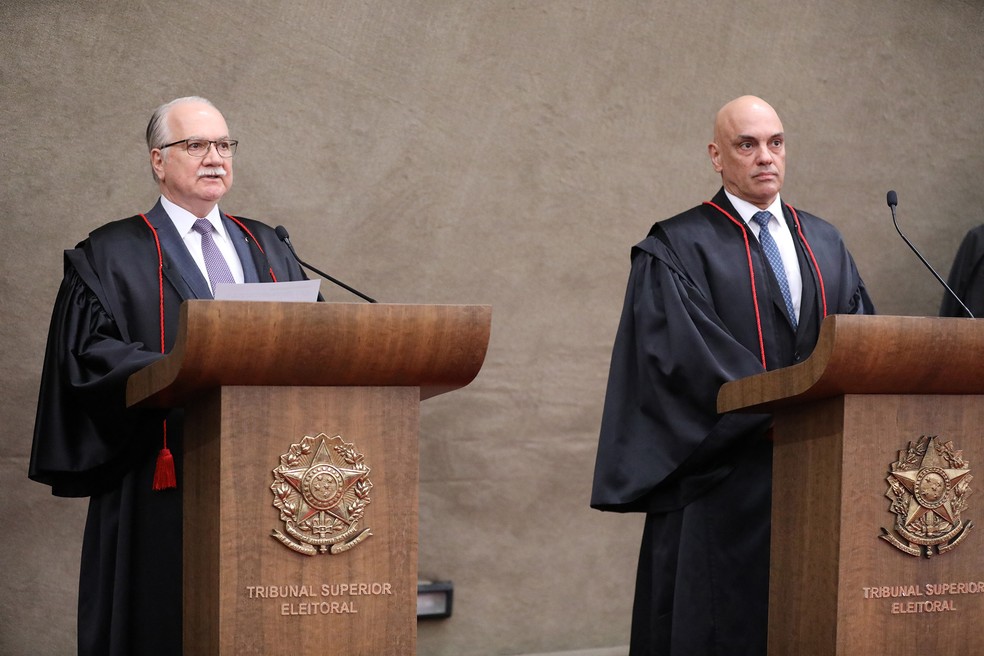 Os ministros Edson Fachin e Alexandre de Moraes em cerimônia no TSE em Brasília — Foto: Antonio Augusto/Secom/TSE