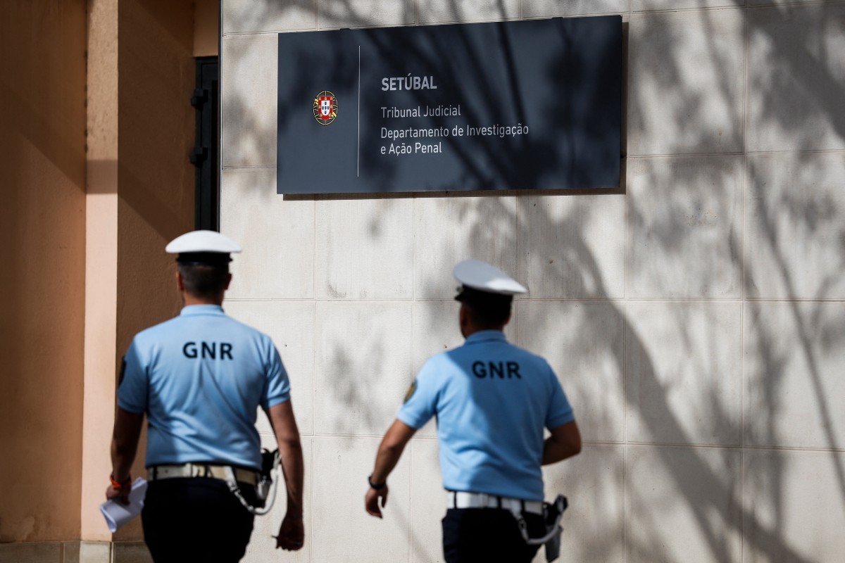 Crianças francesas de 4 e 5 anos são encontradas sozinhas em estrada de Portugal; mãe e padrasto são presos