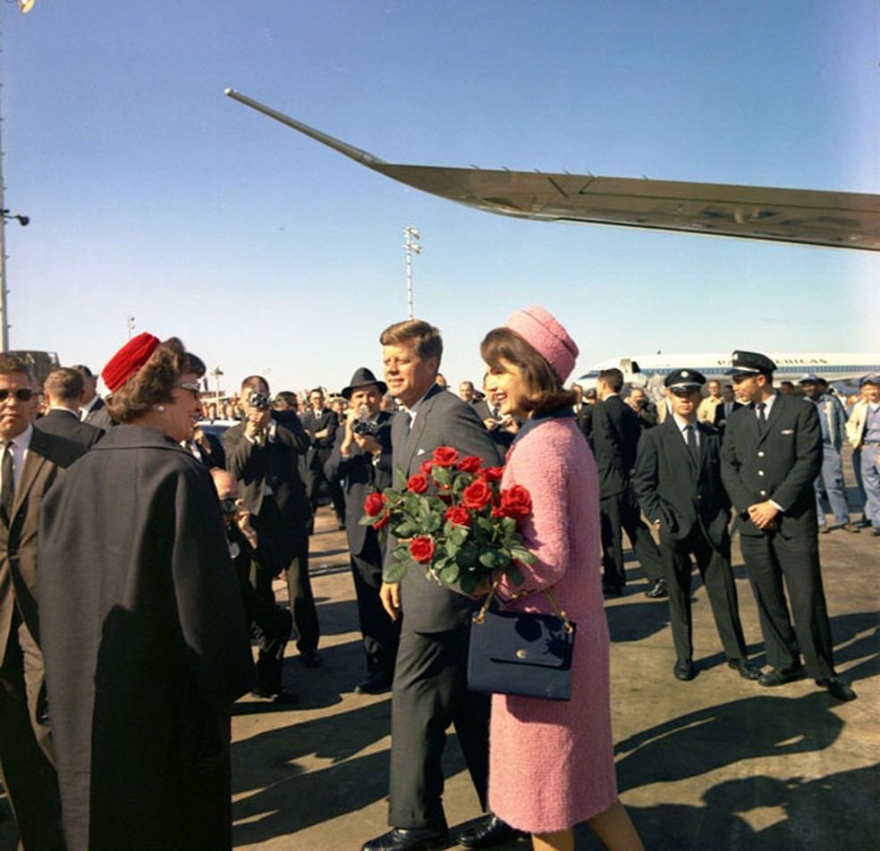 Kennedy e Jackie chegam a Love Field no dia do assassinato do president em Dallas. Jackie ainda vestia o terninho rosa quando Kennedy foi baleado — Foto: Cecil Stoughton/The White House/John F. Kennedy Presidential Library/Reuters