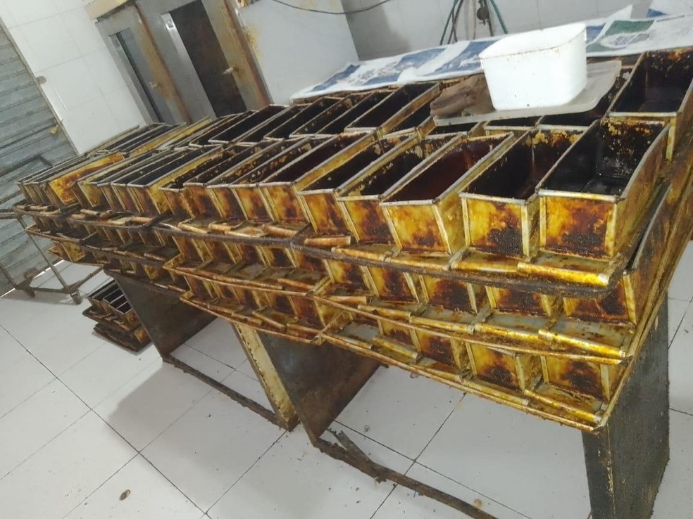 Sujeira e ferrugem em utensílios de padaria em Maceió — Foto: Visa