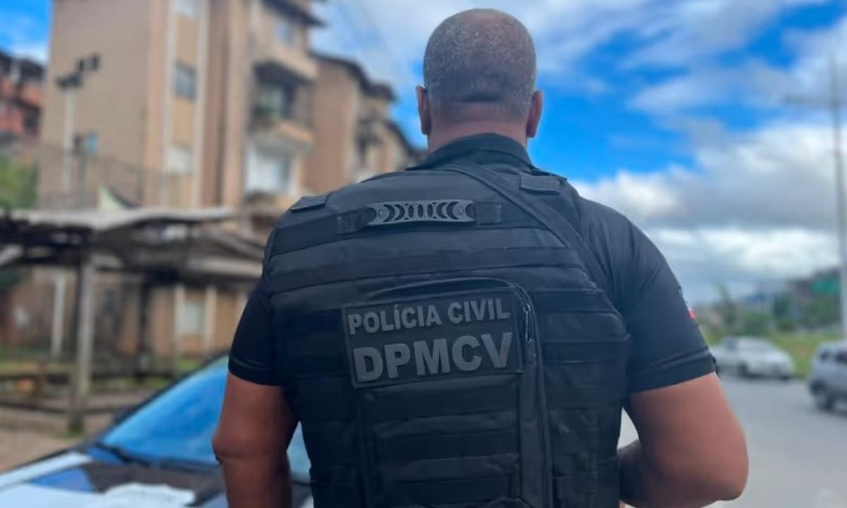 Homem é preso suspeito de tentar beijar e levar agente de endemias para banheiro de casa em Salvador