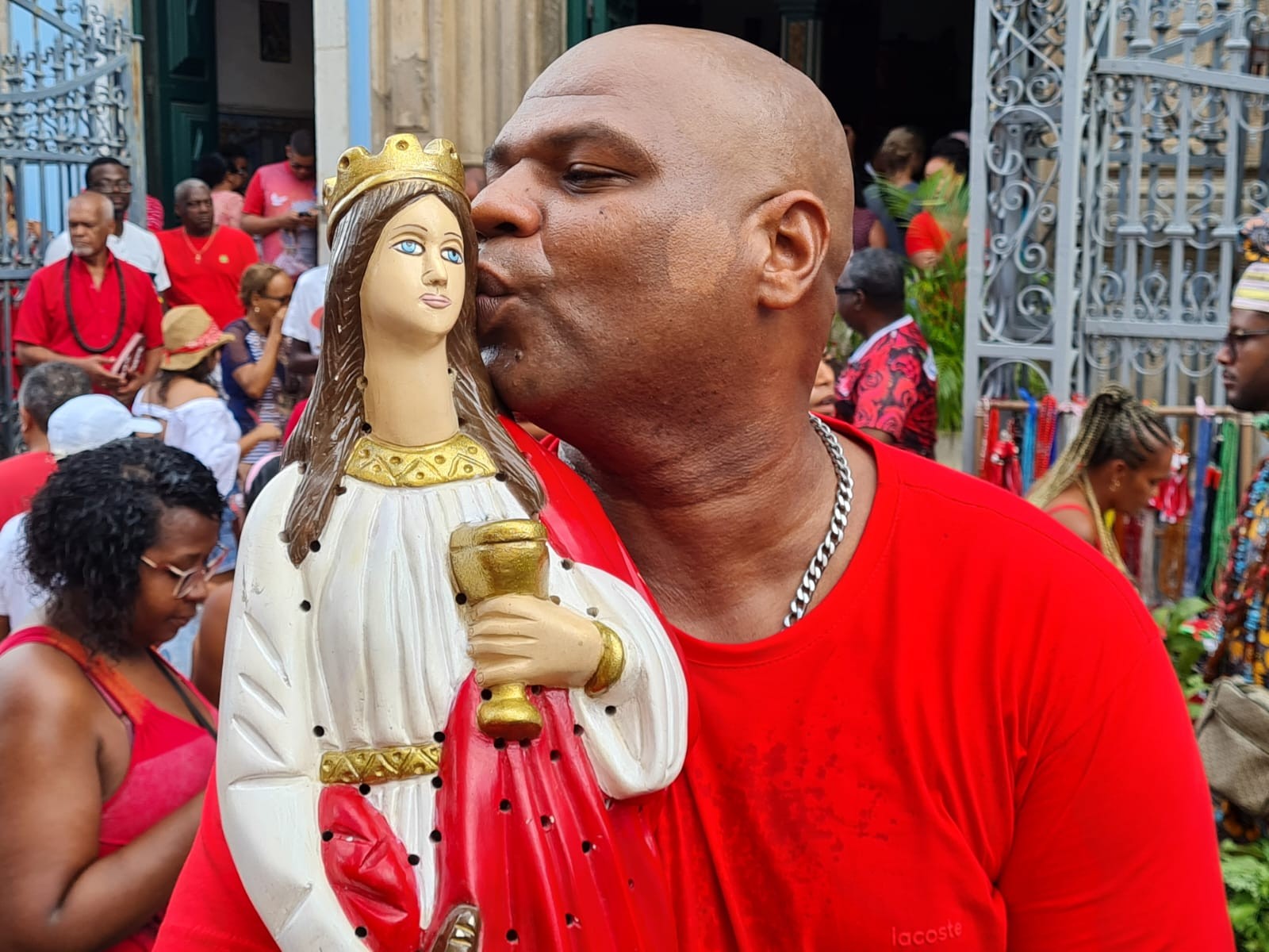 Bárbara e Iansã: santa e orixá reúnem centenas de devotos e adeptos no Centro Histórico de Salvador 