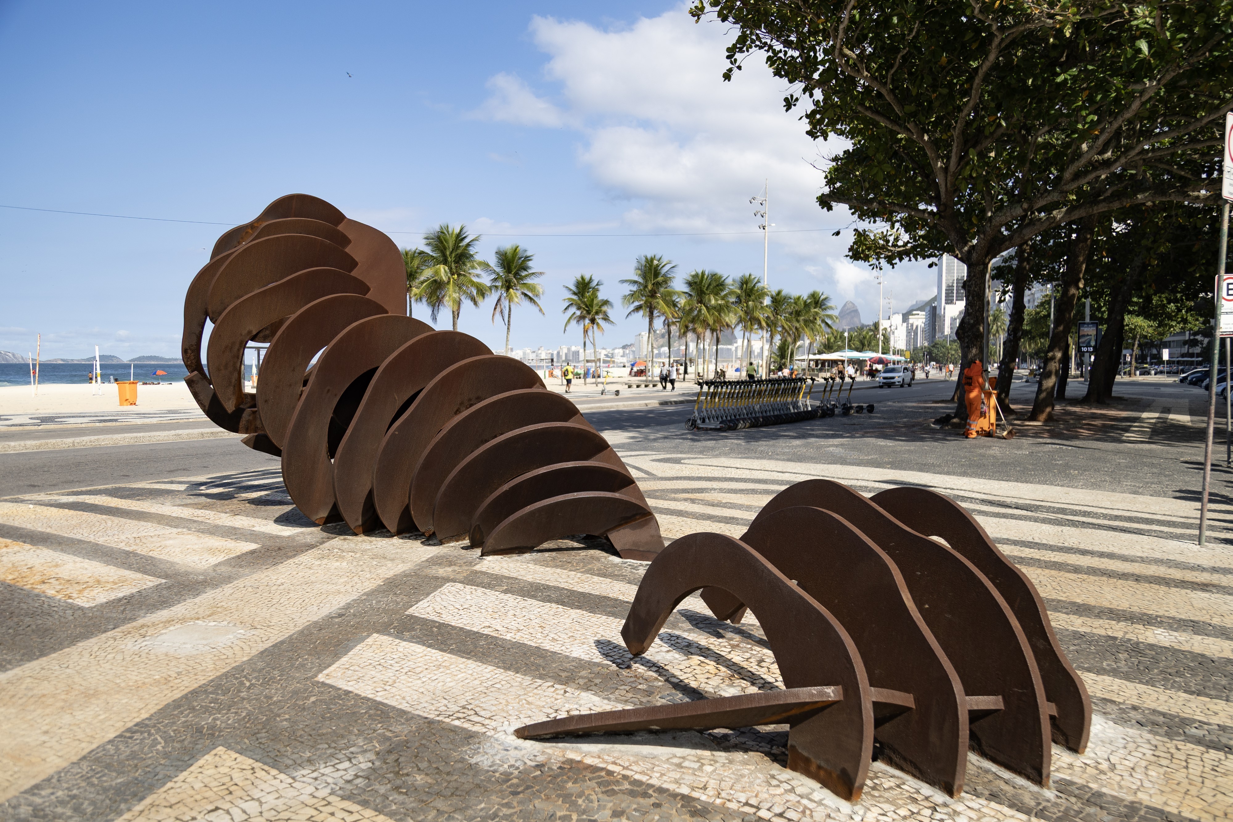 Escultura 'A Baleia', de Ângelo Venosa, é reinaugurada após restauração na praia do Leme