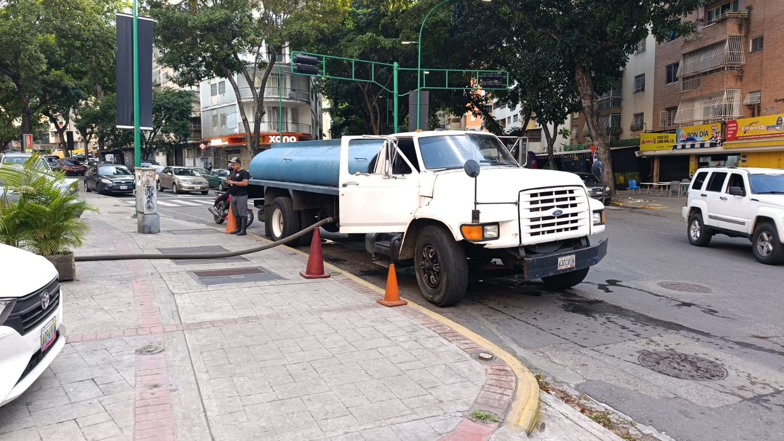 Caminhão-pipa distribui água em Caracas para moradores atingidos por terremoto na Venezuela