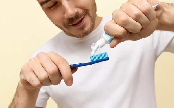 A rotina ideal de higiene bucal em menos de 4 minutos, dentista explica como