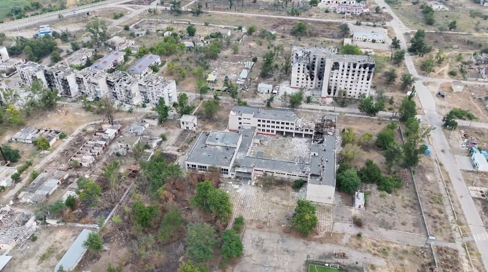 Imagem estática extraída de um vídeo de drone sem data, divulgado em 12 de setembro de 2026, mostra prédios destruídos em Oleshky , região de Kherson, Ucrânia controlada pela Rússia. — Foto: 34ª Brigada de Fuzileiros Navais "Borysfen"/Divulgação via Reuters