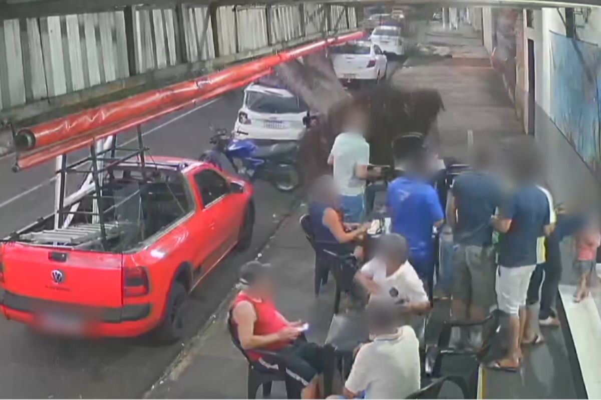 VÍDEO: Com pedido de retirada há 12 anos, árvore de grande porte cai em cima de carro e assusta pessoas em bar, no PR